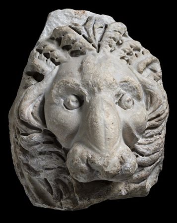 Bocca di fontana in marmo raffigurante testa leonina (h. cm 40) Secolo XVII (di