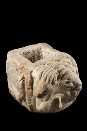 Antica acquasantiera angolare in marmo scolpita a testa di leone e animale fant