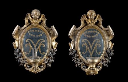 Coppia di ventole in legno intagliato e dorato decorate a cartiglio, rami di gi