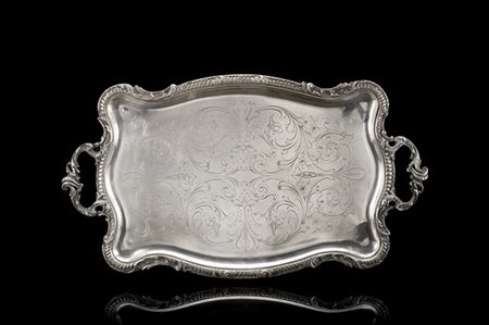 Vassoio biansato in argento di forma rettangolare con bordure decorate a motivi