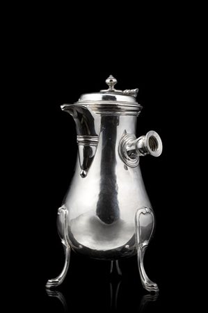 Cioccolatiera in argento a corpo piriforme liscio poggiante su tre piedi
 scana