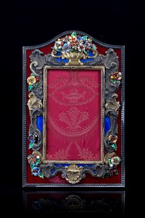 Cornice porta foto in argento, smalto e vermeille decorata a volute fogliate e