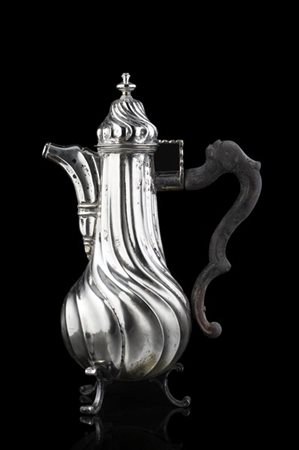 Caffettiera in argento con corpo a spirale, presa a trottola e ansa a volute in