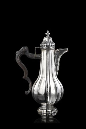 Caffettiera in argento con corpo costolato, presa a trottola e ansa a volute in