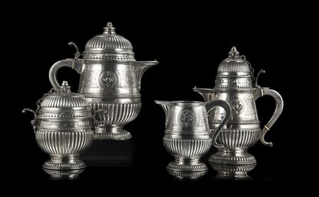 Servizio da tè e caffè in argento a corpo baccellato inciso nella fascia a moti