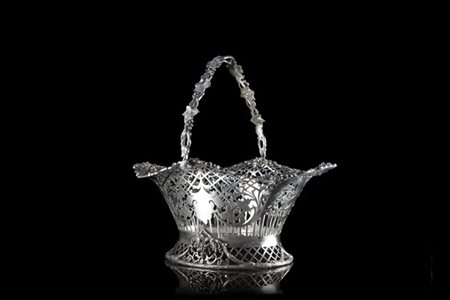 Porta uva in argento a corpo traforato e decorato a volute e foglie di vite. Bo