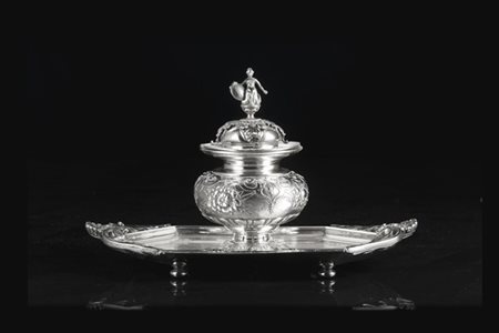 Calamaio in argento con vaschetta ottagonale decorata a volute e mascheroni. Va