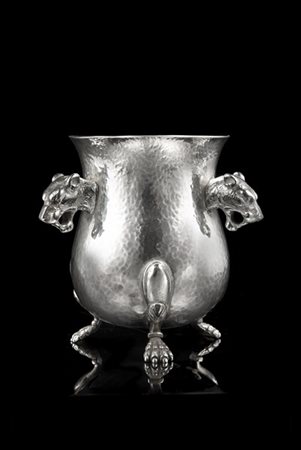 Bicchiere in argento decorato in rilievo a tre teste di pantere, piedi ferini.