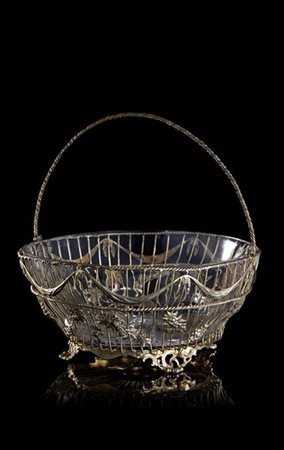 Centrotavola in vermeille cesellato a festoni e fiori con bordure cordonate, po