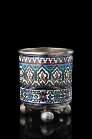 Bicchierino in argento decorato a smalti policromi. Reca marchi di Mosca, 1876,