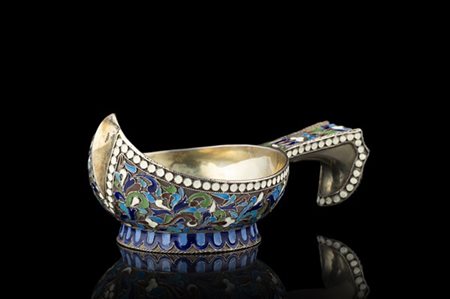 Kovsh in argento decorato a smalti policromi. Reca marchi di Mosca, 1892, argen