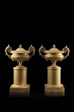 Coppia di vasi biansati in bronzo con coperchi traforati con presa a pigna. Ans