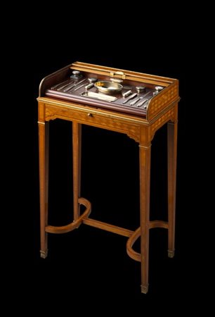 Tavolo porta necessaire lastronato e filettato in legni vari con antina a sarac