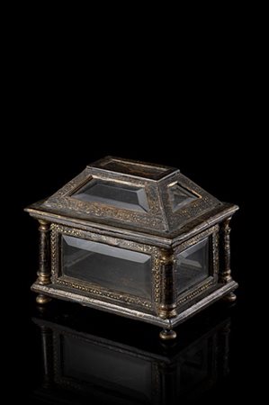 Cofanetto con coperchio di forma trapezoidale, in legno ebanizzato decorato a f