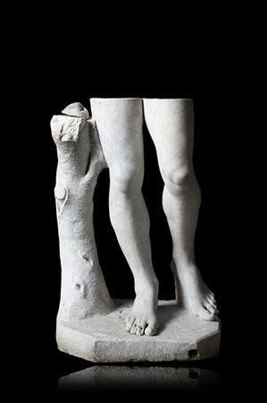 Antico frammento di scultura in marmo bianco (h. cm 80) (mancanze e restauri)