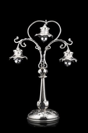 Lampada da tavolo a tre luci in argento con corpo decorato a motivi naturalisti