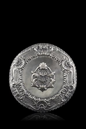 Piatto in argento sbalzato a volute fogliate, fiori e conchiglie. Milano 1950 c