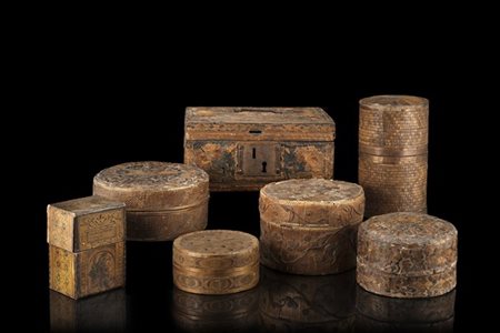 Gruppo di sette scatole in paglia intrecciata, decorate ad arte povera. Secolo