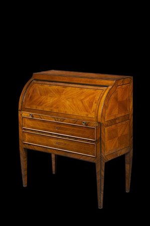 Scrittoio a rullo lastronato in bois de rose e noce. Fronte a due cassetti e ca