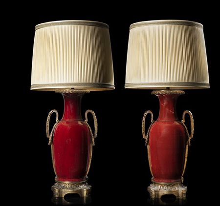 Coppia di vasi biansati a balaustro in porcellana montati in bronzo dorato. Fra