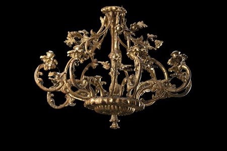 Lampadario a otto luci in legno intagliato e dorato a fiori e foglie. Secolo XV