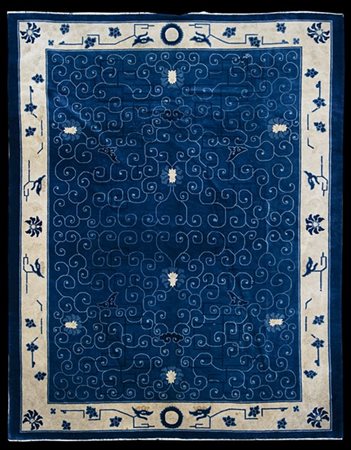 Tappeto Pekino, Cina, fine secolo XIX.
Decoro a griglia con motivi tondeggianti