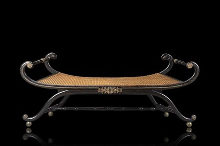Panca da centro in legno ebanizzato con montanti curvi decorati da applicazioni