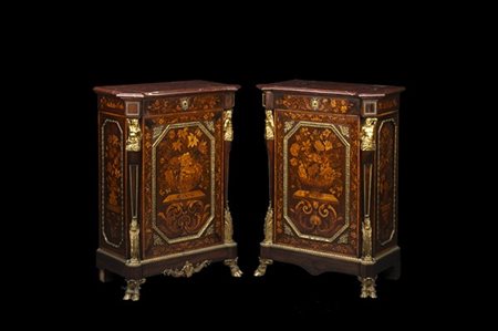 Coppia di credenze ad un'anta ed un cassetto con fronte e fianchi intarsiati in