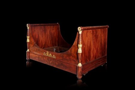 Letto a barca Impero lastronato in mogano decorato con fregi classici in bronzo
