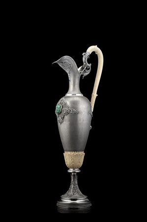 Grande versatoio in argento satinato con elementi applicati decorati a riccioli