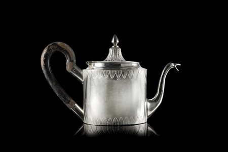 Caffettiera in argento a corpo liscio inciso a foglie d'acanto. Beccuccio a tes
