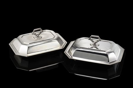 Coppia di legumiere con coperchio di forma ottagonale in argento a corpo liscio
