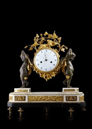 ANONIMO
Pendola da appoggio con cassa in marmo e bronzi dorati e patinati raffi