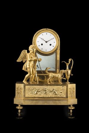 ANONIMO, Francia
Pendola da appoggio in bronzo dorato con figura di cupido bend