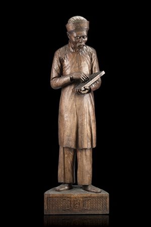 Scultura in legno 'nanmu' raffigurante mercante, vestito con casacca lunga e pa