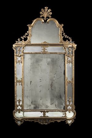 Specchiera a doppio ordine in legno intagliato e dorato, cimasa traforata centr