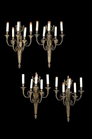 Gruppo di quattro appliques a cinque braccia con corpi scanalati e portacandele