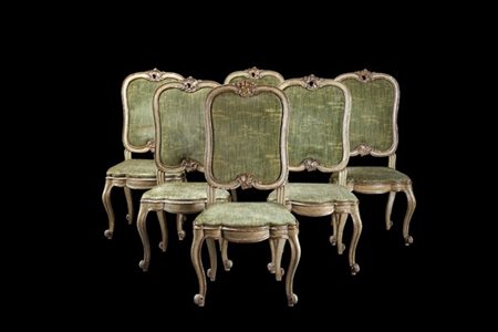 Gruppo di sei sedie in legno laccato con profili argentati, schienali mossi sor