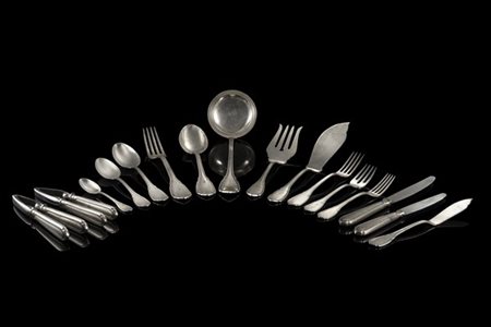 Servizio di posate in argento composto da: ventiquattro forchette, dodici colte