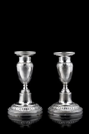 Coppia di candelieri da trumeau in argento con fusto
 a vaso poggiante su base