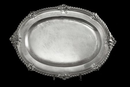 Vassoio di forma ovale in argento con bordo decorato a volute e inciso a stemmi