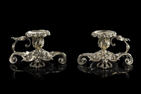 Coppia di bugie in vermeille inciso e martellato. Base e ansa decorate a volute