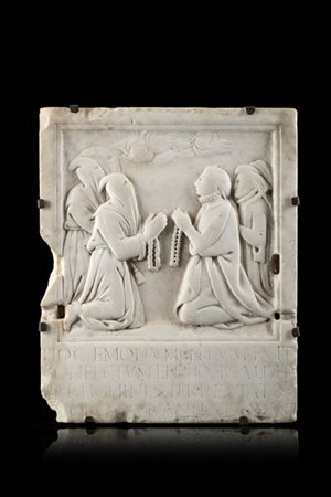 Antico altorilievo in marmo scolpito a figure in preghiera, possibilmente commi