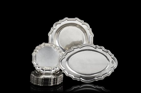 Parte di servizio in argento liscio con bordi sagomati composto da quattordici