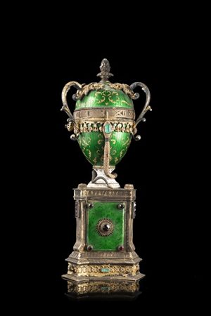 ANONIMO, Austria
Orologio da centro a forma di uovo con cassa in metallo dorato