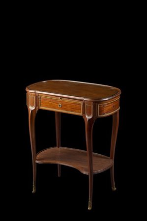 Tavolino da centro a tre cassetti e un tiretto nella fascia decorato da fregi i