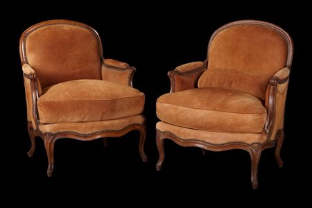 Coppia di poltrone in noce con braccioli mossi e scanalati, fasce e gambe sagom