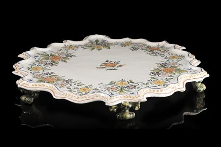 Manifattura di Pesaro, secolo XIX. Alzata in maiolica di forma mistilinea decor