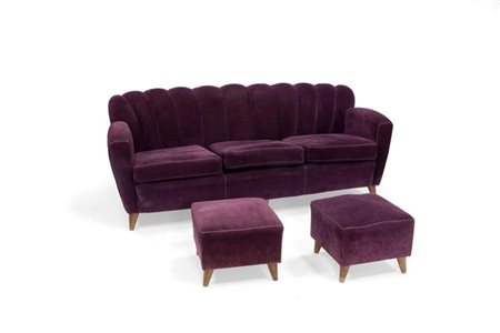 ULRICH GUGLIELMO, (NELLO STILE DI) Divano e due pouf rivestiti in velluto...