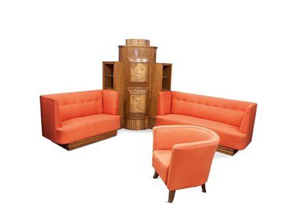 MARAINI OTTO Salotto composto da due divani, un mobile-bar angolare ed una...